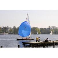 1220_6464 Bootssteg an der Ausssenalster - HamburgerInnen sonnen sich dort am Wasser. | Bilder vom Fruehling in Hamburg; Vol. 1